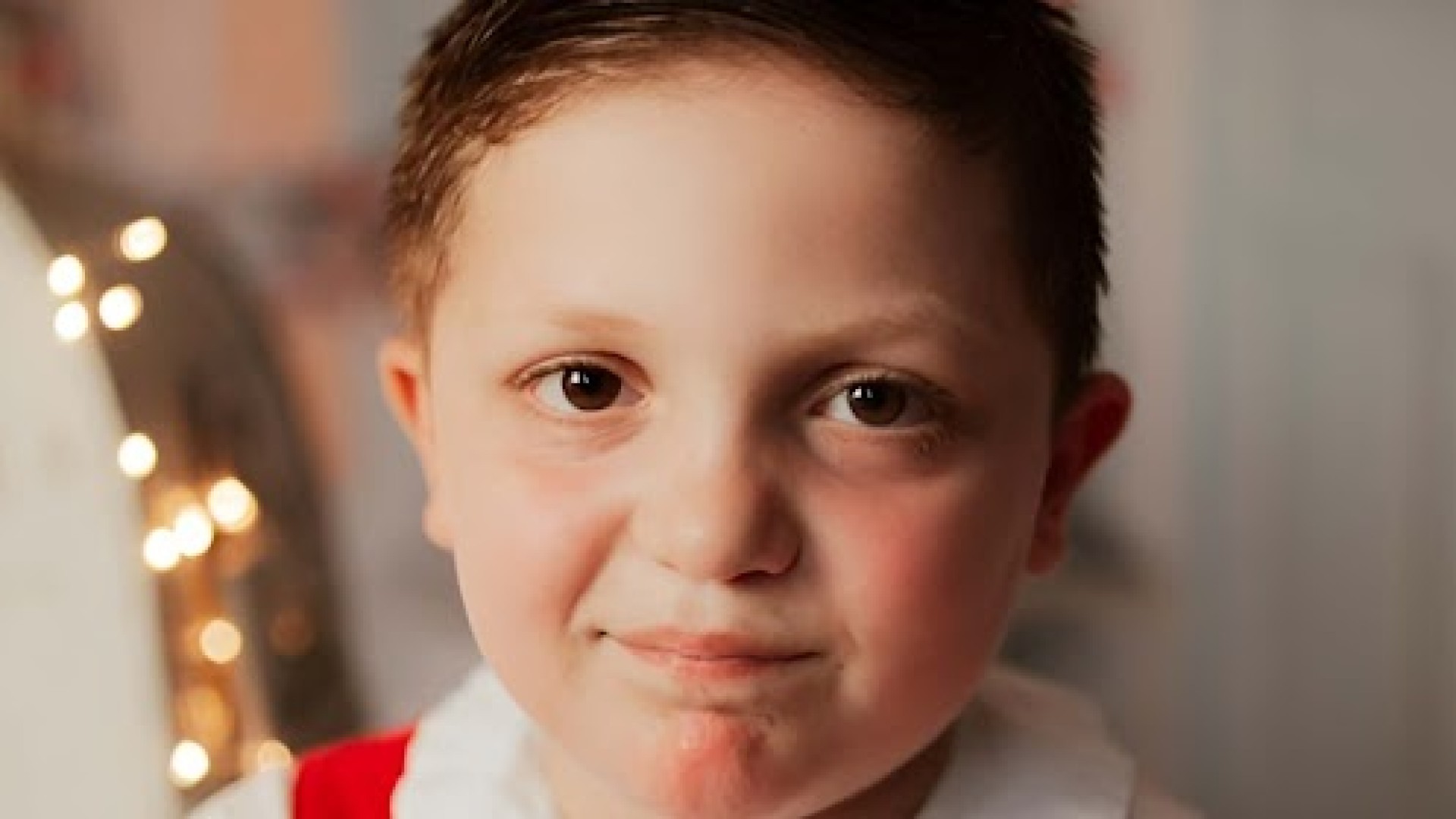 “Agora ele vai pro recreio, brinca com as outras crianças, corre e a interação social dele melhorou muito (…) Antes ele batia com as mãos, gritava como se fossem espasmos, ele não faz mais isso.”